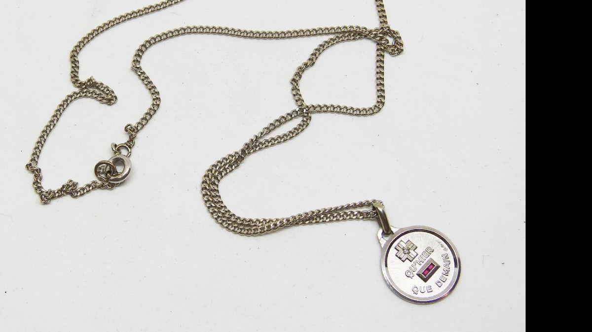 Chaine et médaille d'amour plus qu'hier moins que demain rare en or blanc  -photo-2