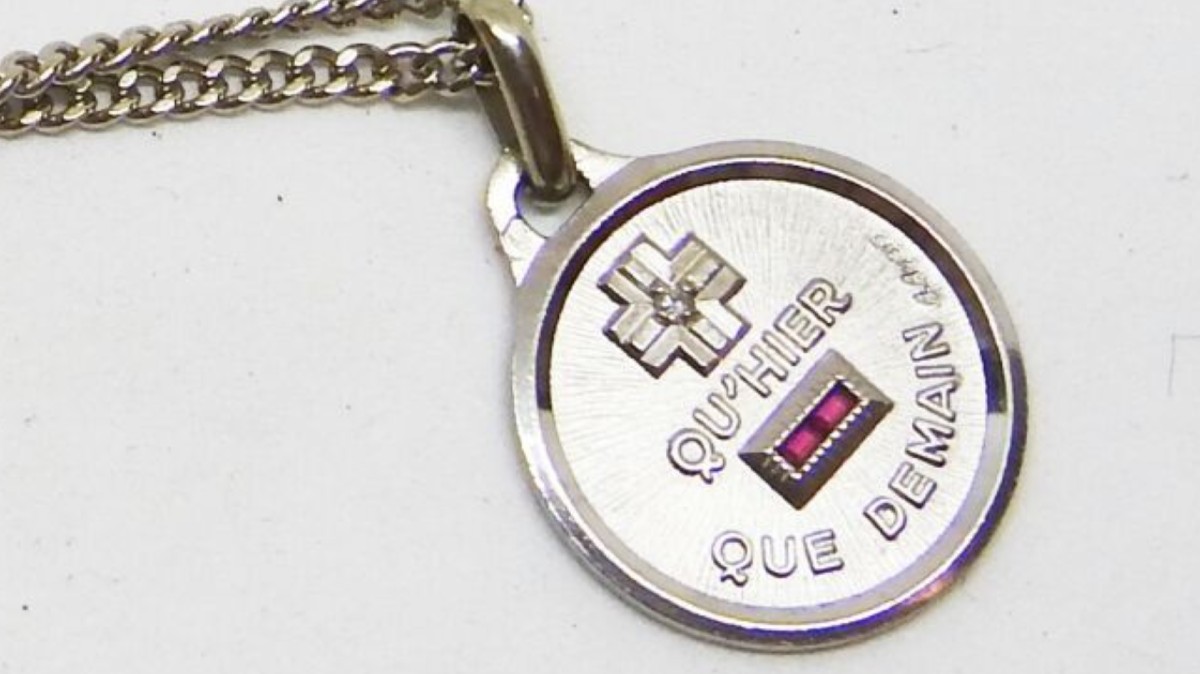 Chaine et médaille d'amour plus qu'hier moins que demain rare en or blanc  -photo-2