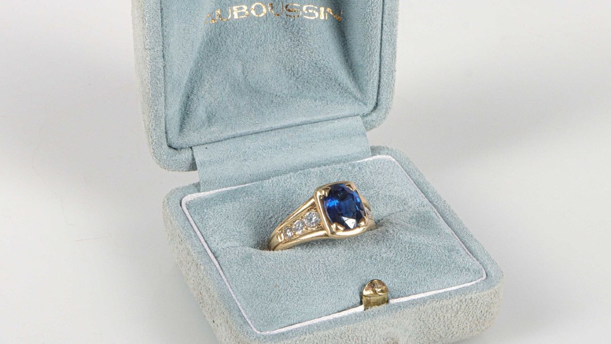 MAUBOUSSIN - Bague or jaune centrée d'un beau saphir