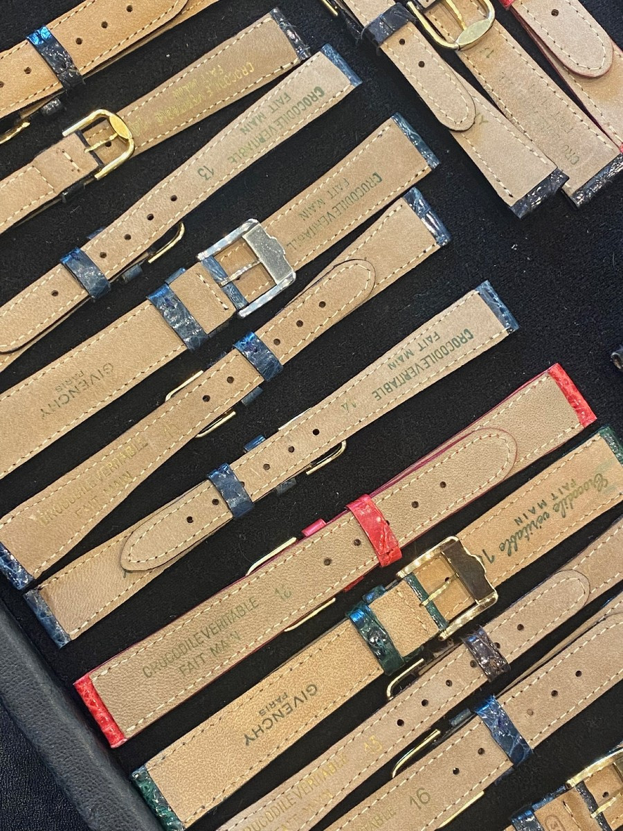 lot de 290 bracelets montres croco  Givenchy  haute qualité-photo-2