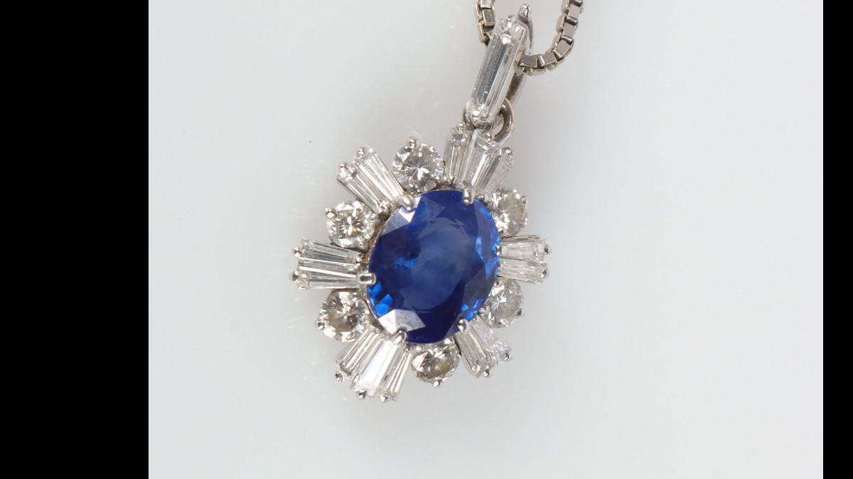 750 White Gold Pendant Centered With A Beautiful Oval-cut Sapphire Of Approximately 3.10 Carats -photo-2