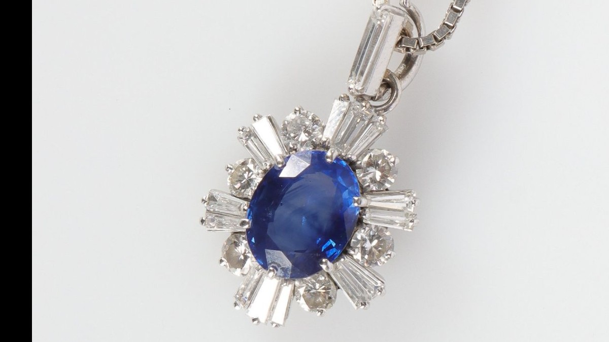 750 White Gold Pendant Centered With A Beautiful Oval-cut Sapphire Of Approximately 3.10 Carats 