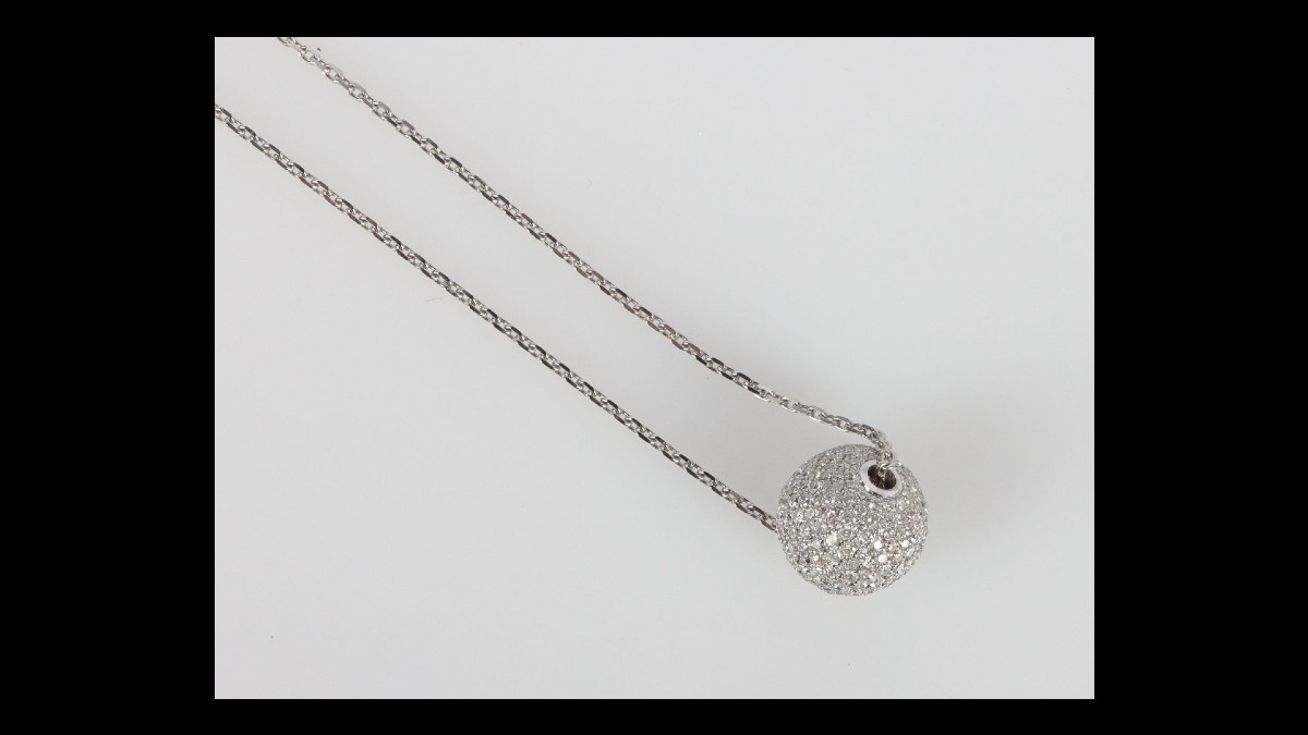 Chaîne en or gris 750 et son pendentif boule serti de diamants 1,38 carat.