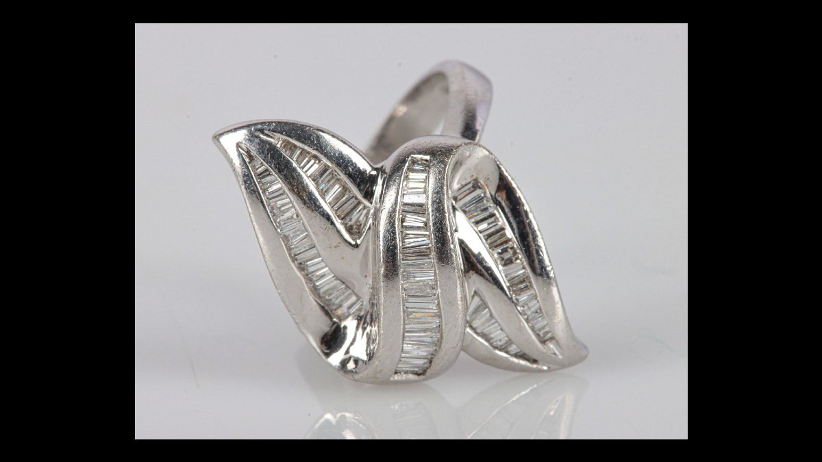 Bague en or gris 750 stylisant un nœud enrubanné serti de diamants de taille baguette-photo-2