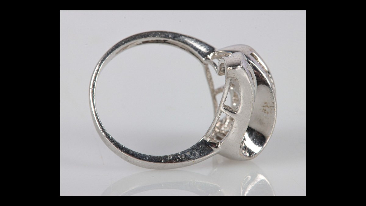 Bague en or gris 750 stylisant un nœud enrubanné serti de diamants de taille baguette-photo-3