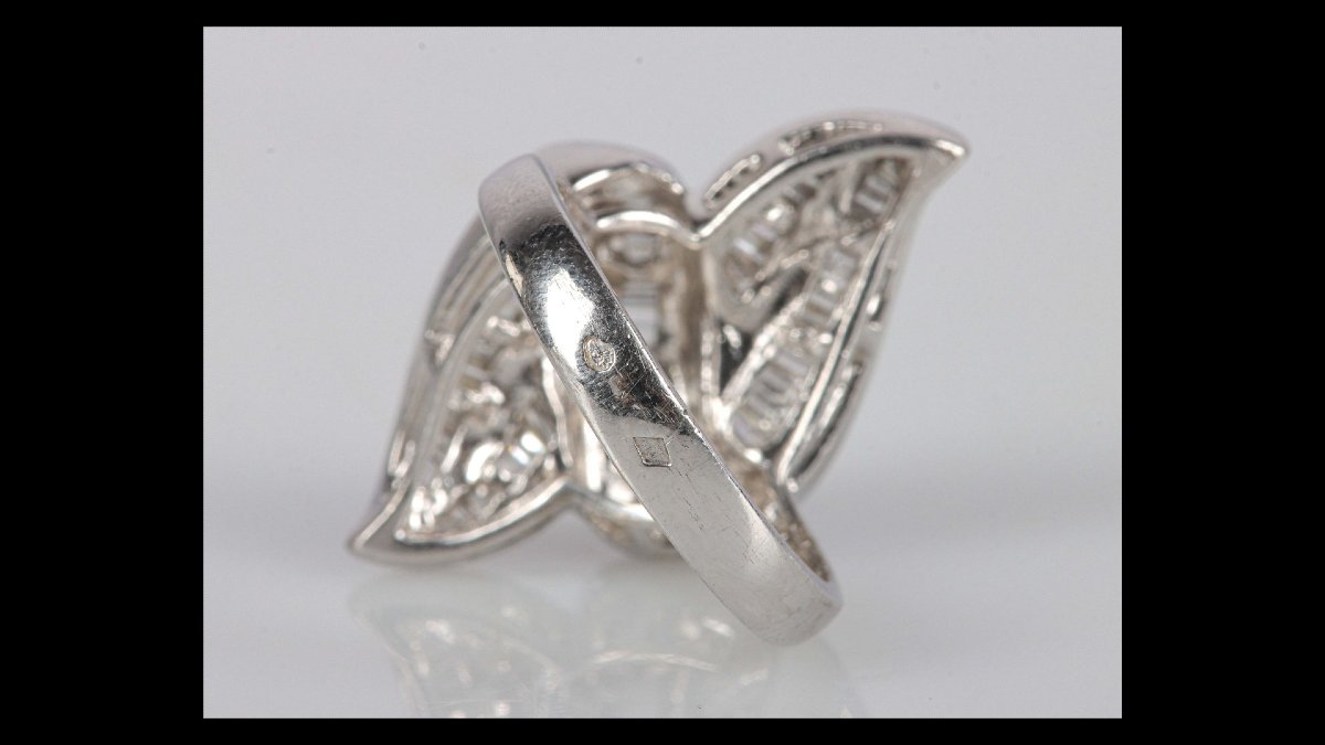 Bague en or gris 750 stylisant un nœud enrubanné serti de diamants de taille baguette-photo-4