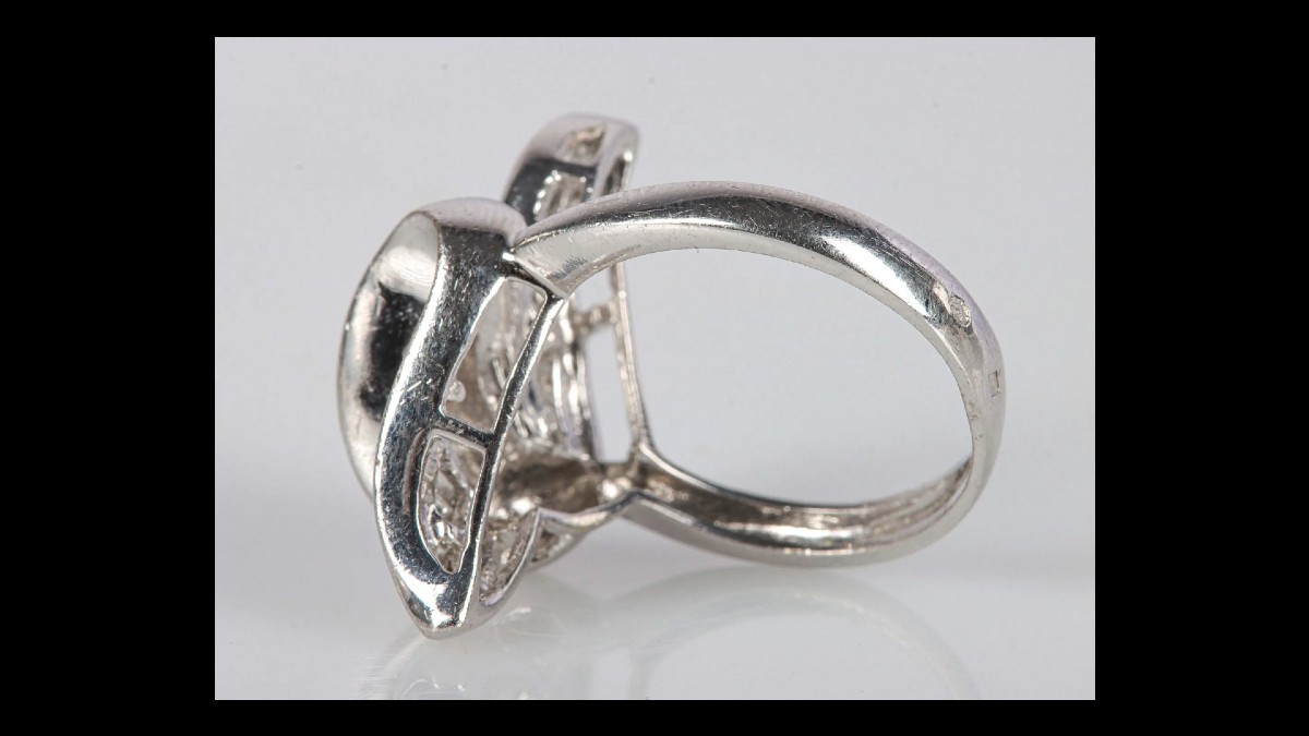 Bague en or gris 750 stylisant un nœud enrubanné serti de diamants de taille baguette-photo-1
