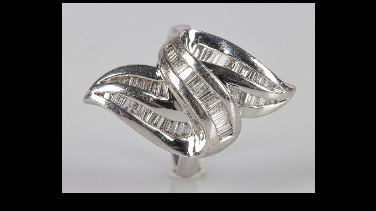 Bague en or gris 750 stylisant un nœud enrubanné serti de diamants de taille baguette