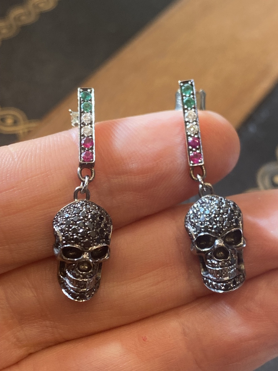 Paire de pendants d’oreilles « Tête de mort » en or gris 750 , diamants noirs