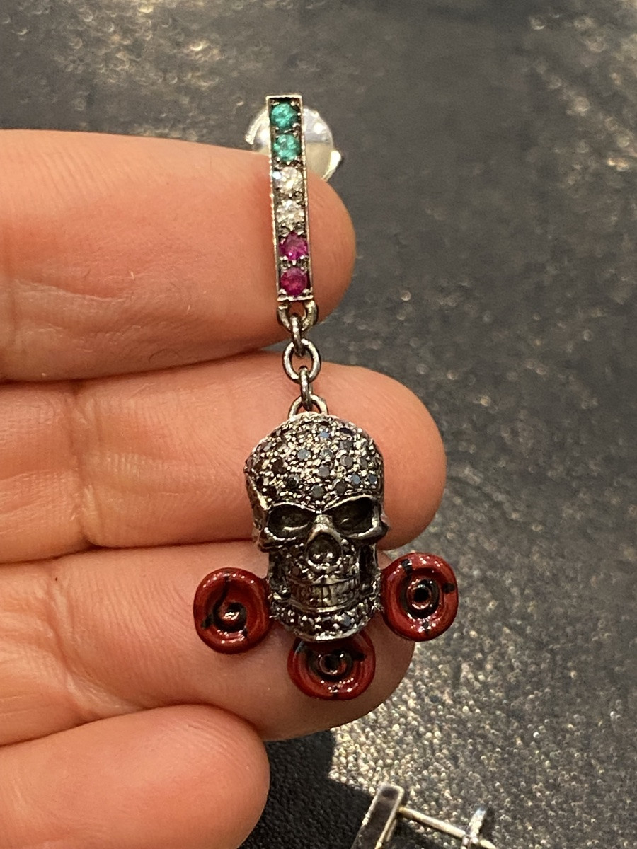 Paire de boucle d'oreilles En or noir 750 tête de mort sertie de diamants noirs-photo-3