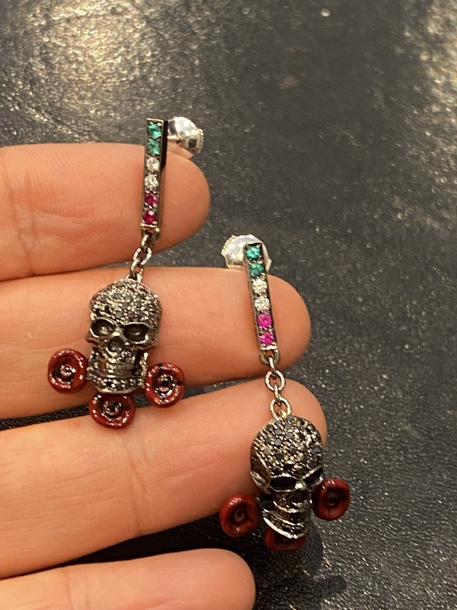 Paire de boucle d'oreilles En or noir 750 tête de mort sertie de diamants noirs-photo-1