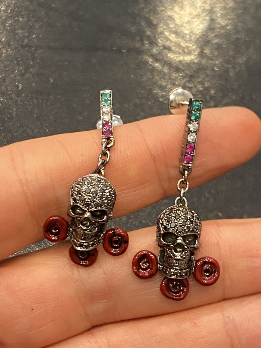 Paire de boucle d'oreilles En or noir 750 tête de mort sertie de diamants noirs