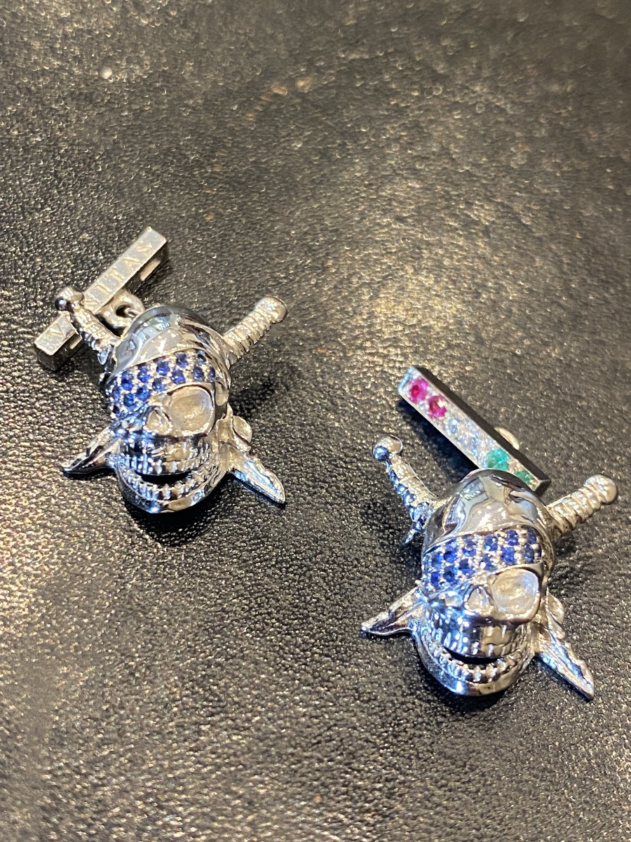 Paire de boutons de manchette En or gris 18k (750) tête de mort