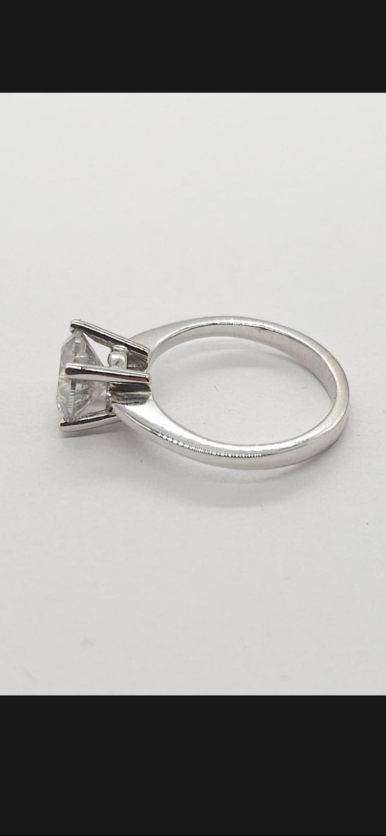 Ring Solitaire Diamond 2.06 Carats With Certificate