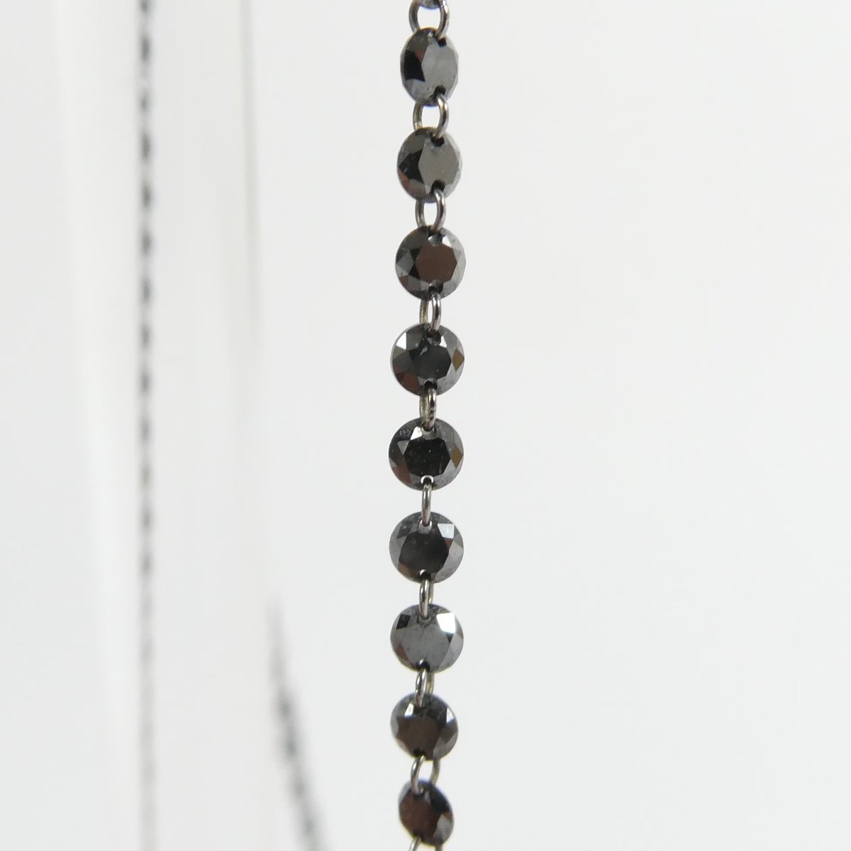 Paire de pendants d'oreille diamants noirs et blancs or 18 cts-photo-2