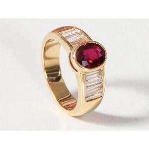Bague En Or Centrée d'Un Rubis Et Diamants