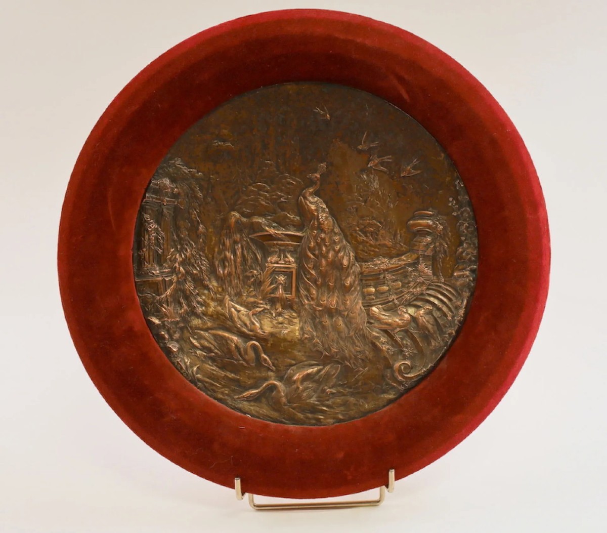 Grand médaillon à décor de volatiles