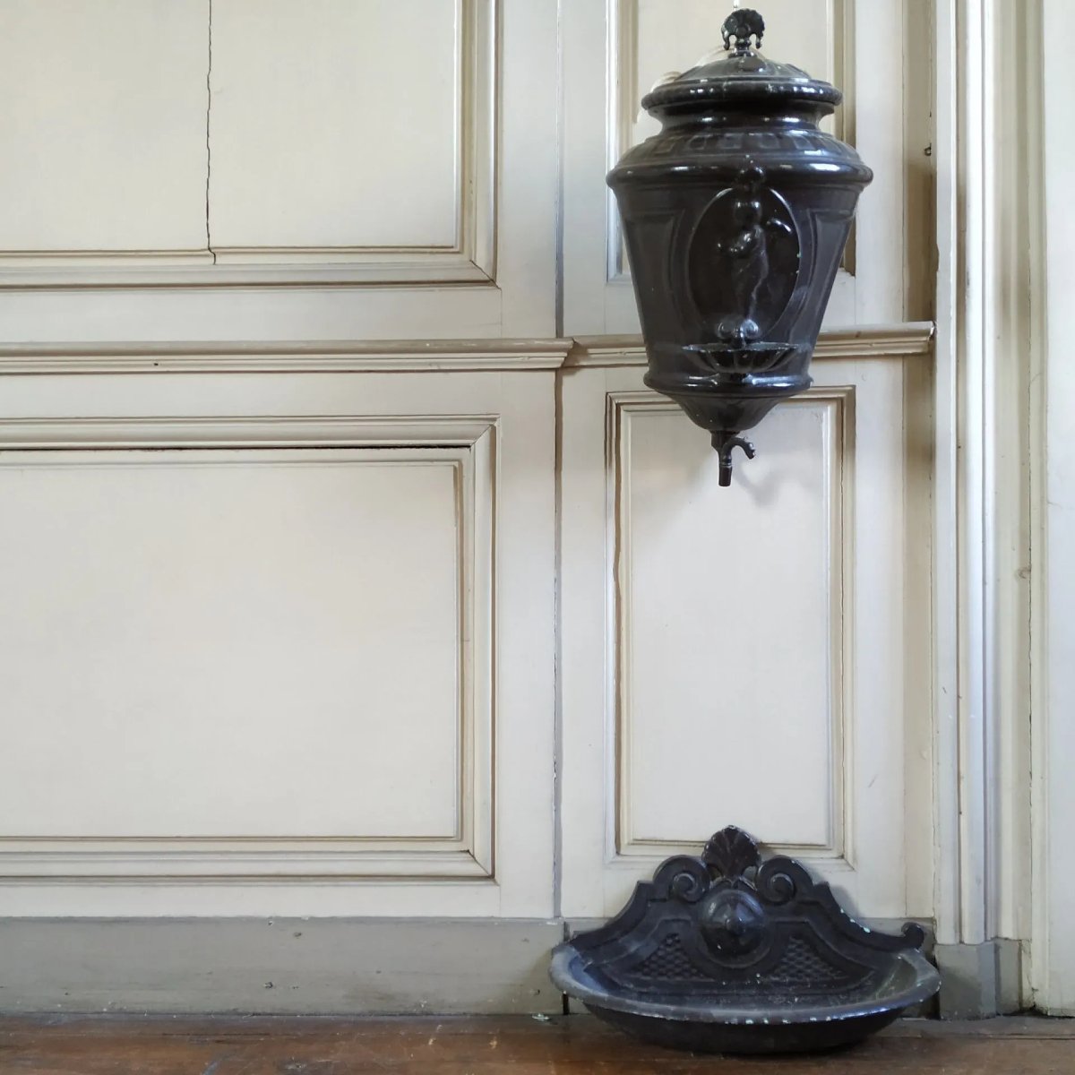 Cast-iron Hand-washing Fountain