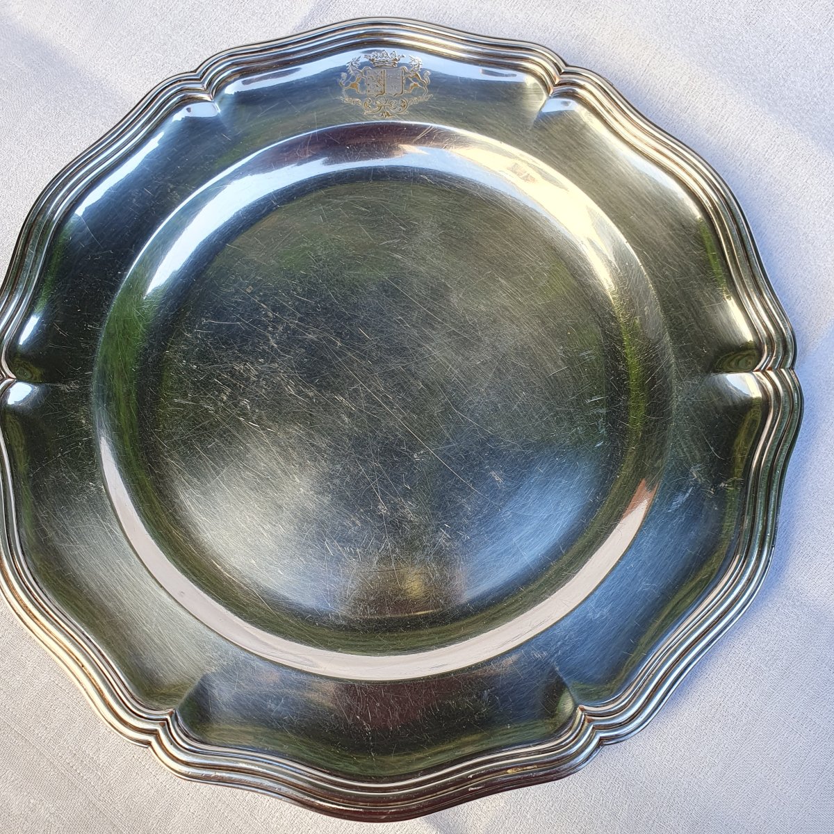 Round Silver-plated Metal Platter With The Alliance Coat Of Arms-photo-3
