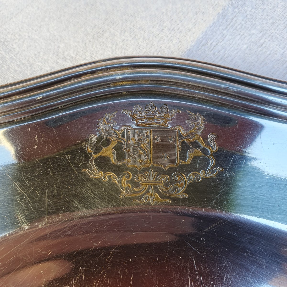 Plat rond métal argenté  aux armoiries d'alliance-photo-2