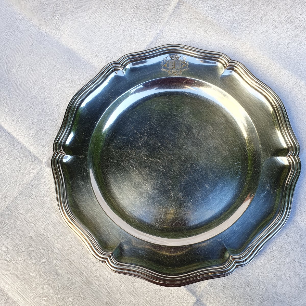 Plat rond métal argenté  aux armoiries d'alliance