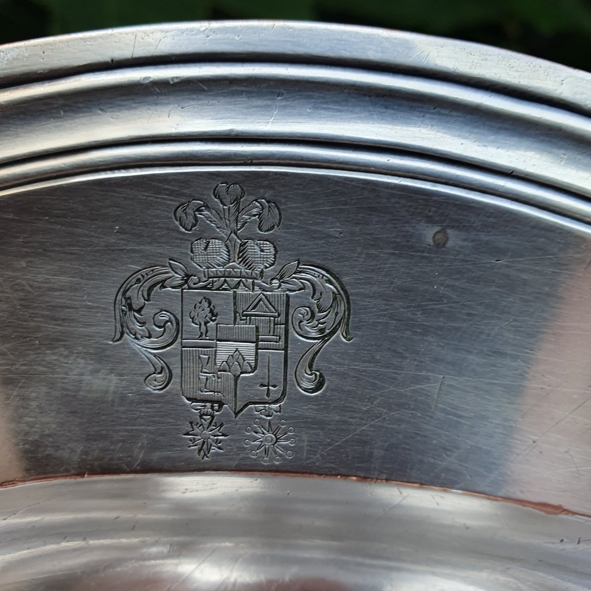 Pair Of Large Round Silver-plated Metal Platters With Coats Of Arms-photo-3