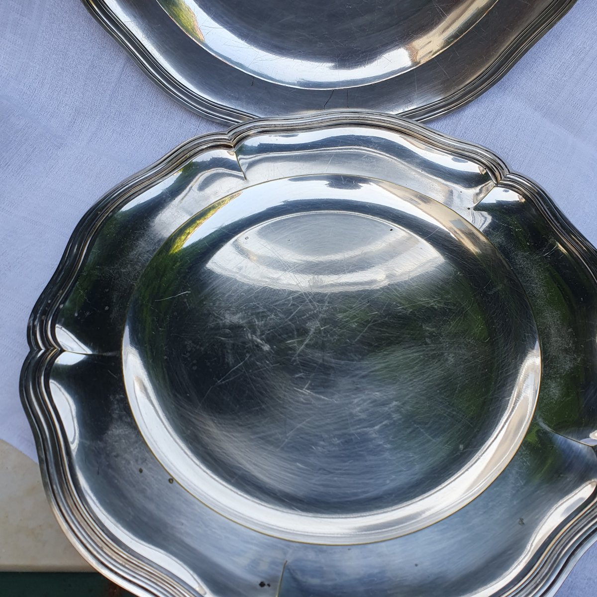 Pair Of Large Round Silver-plated Metal Platters With Coats Of Arms-photo-4