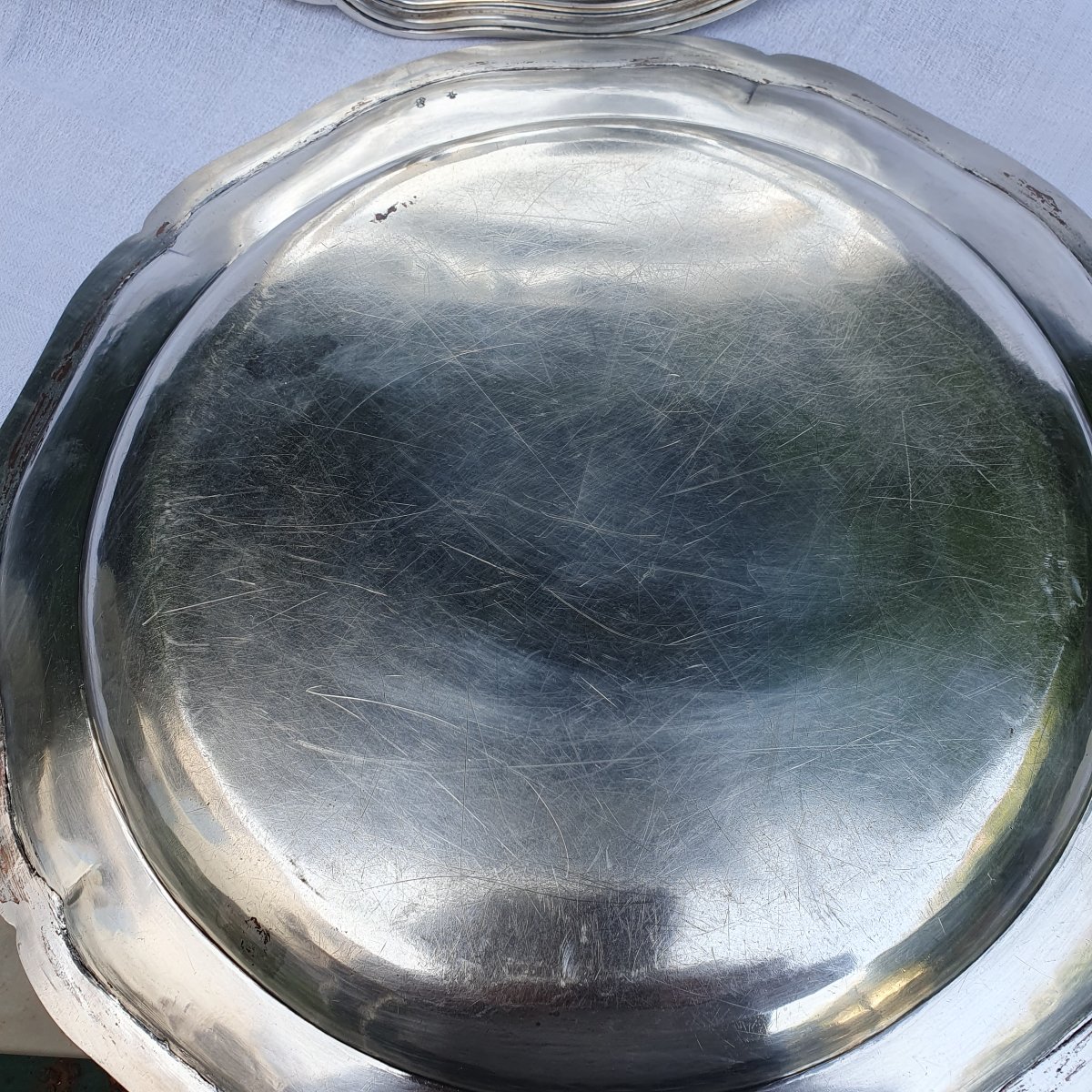 Pair Of Large Round Silver-plated Metal Platters With Coats Of Arms-photo-1