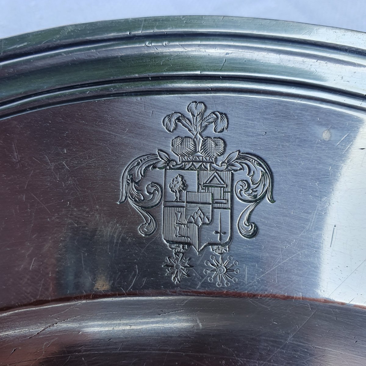 Pair Of Large Round Silver-plated Metal Platters With Coats Of Arms-photo-3