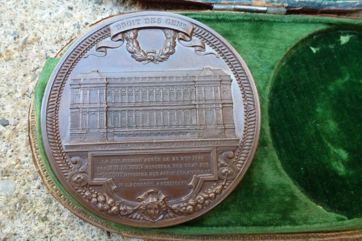 Medal Box With The Arms Of The City Of Paris Containing A Medal.-photo-2