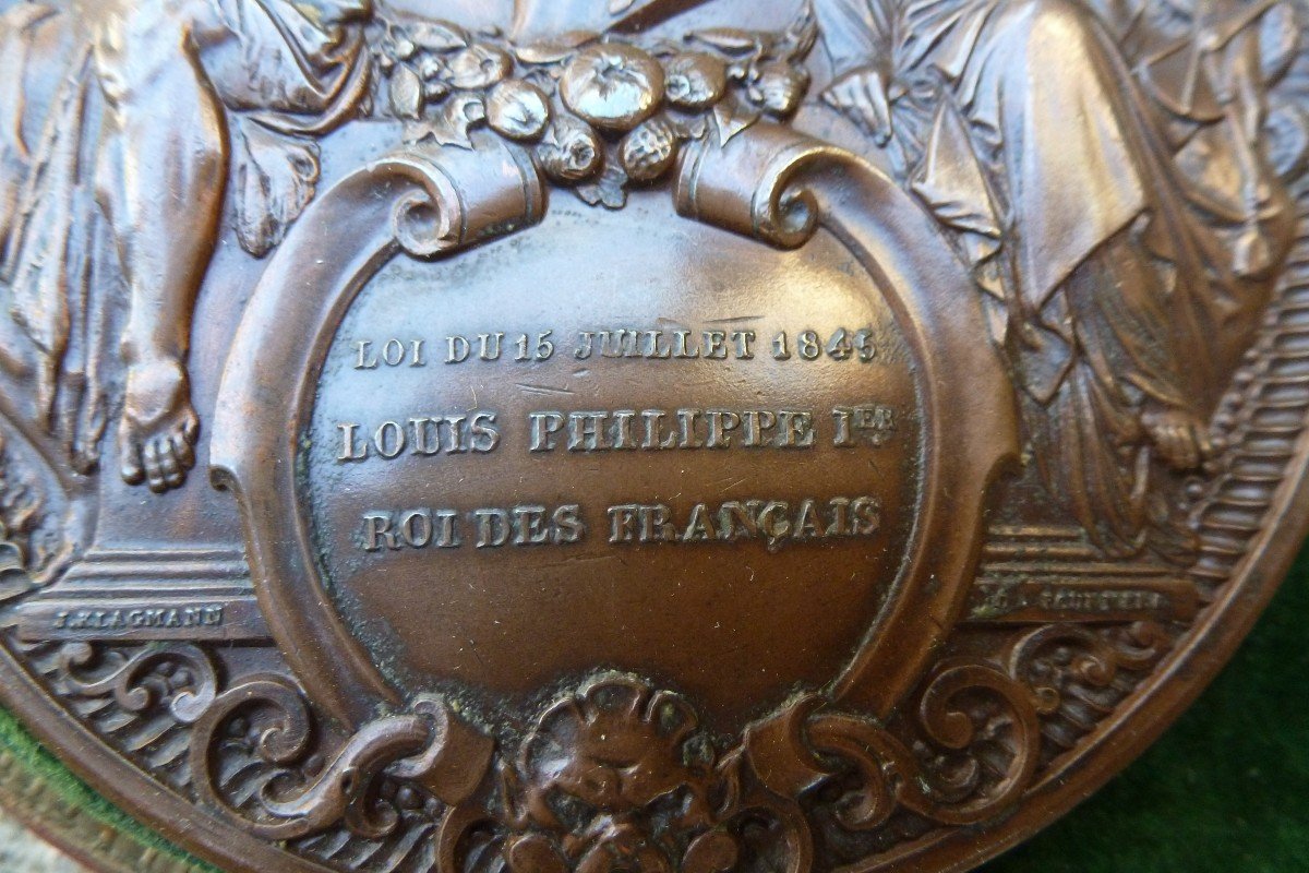 Medal Box With The Arms Of The City Of Paris Containing A Medal.-photo-3