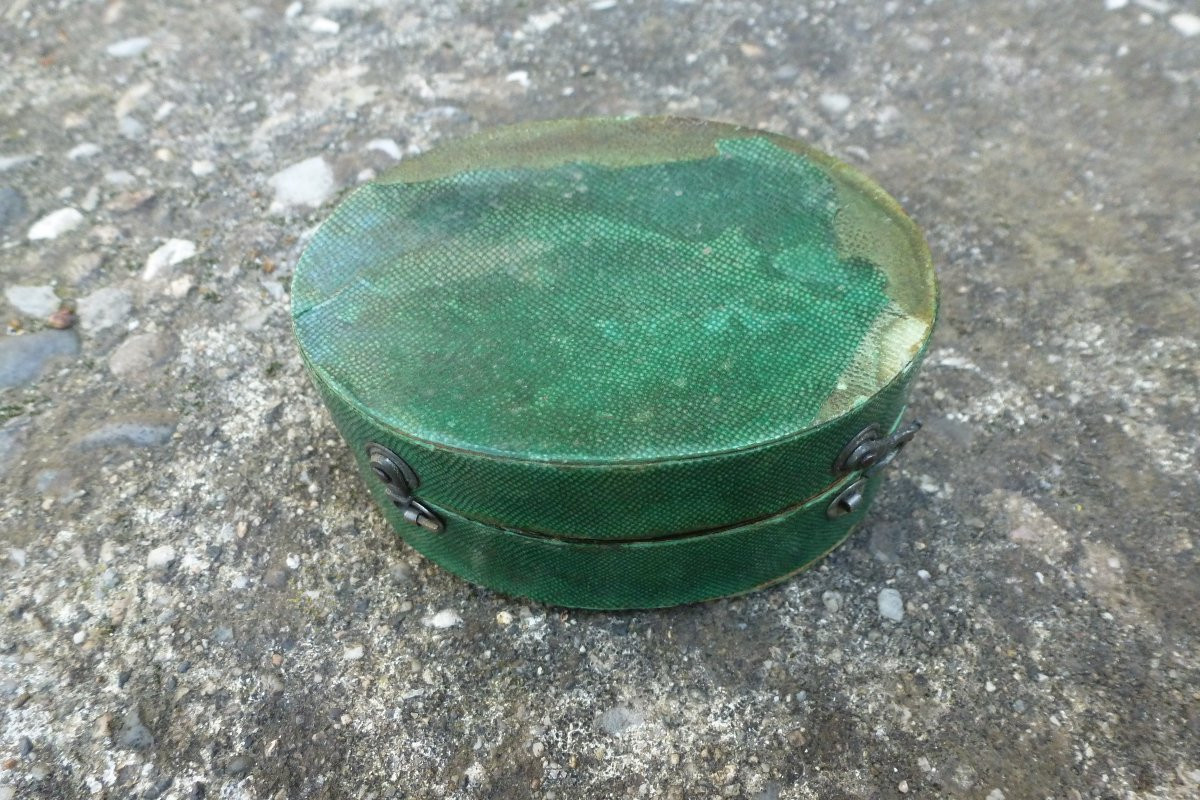 Boite ovale en cristal de roche, la monture en or XVIII e siecle-photo-1