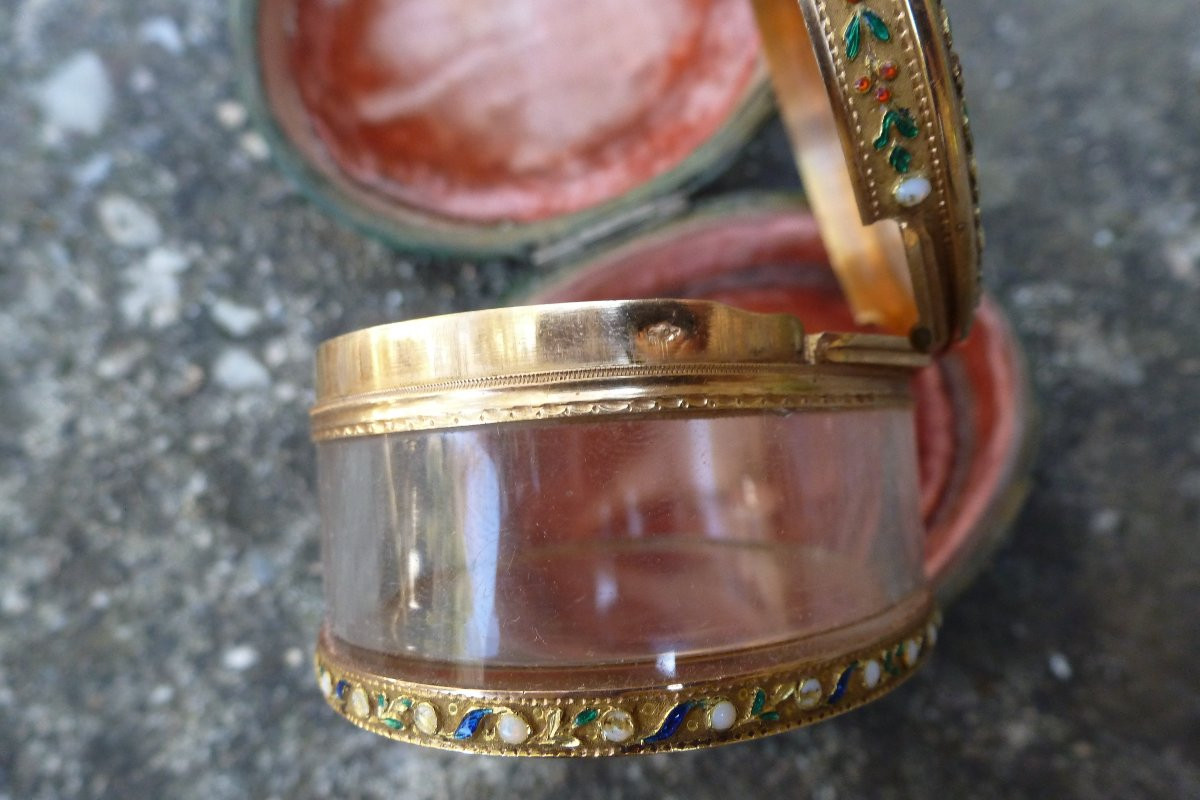 Boite ovale en cristal de roche, la monture en or XVIII e siecle-photo-3