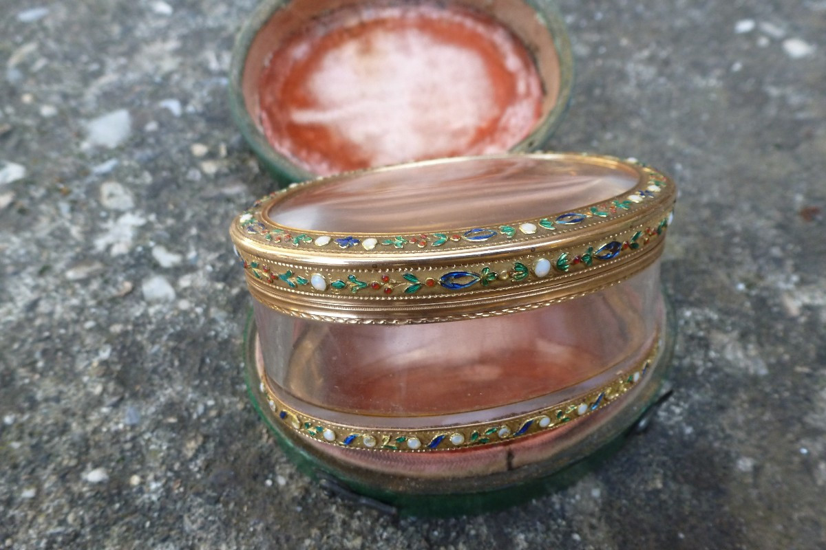 Boite ovale en cristal de roche, la monture en or XVIII e siecle