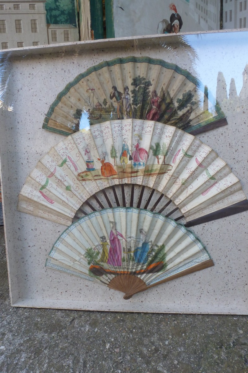 Suite de trois evantails  directoire