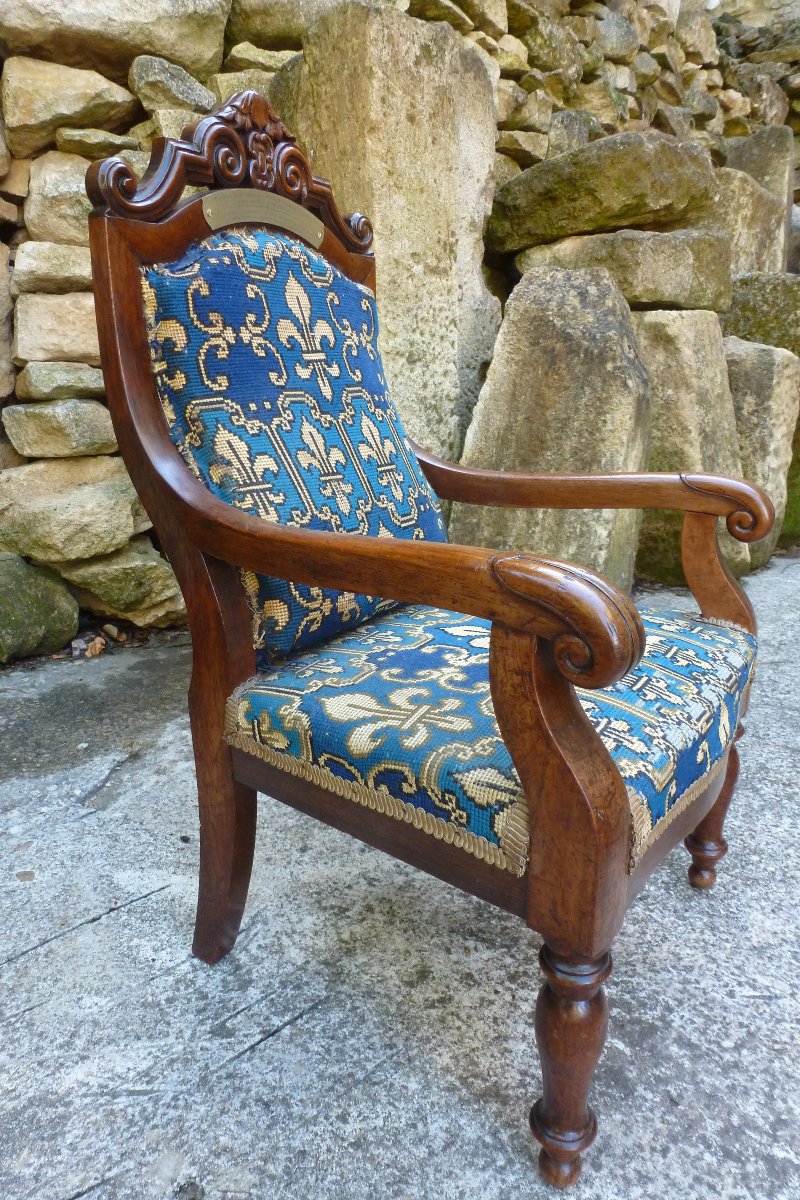 Musée : Petit fauteuil  ayant appartenu  à  S.A.R  Louise D artois soeur  du Duc de Bordeaux .-photo-3