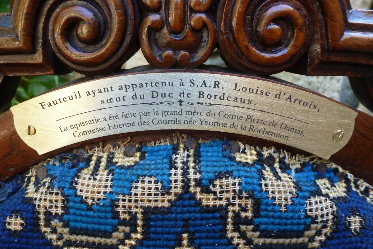 Musée : Petit fauteuil  ayant appartenu  à  S.A.R  Louise D artois soeur  du Duc de Bordeaux .-photo-2