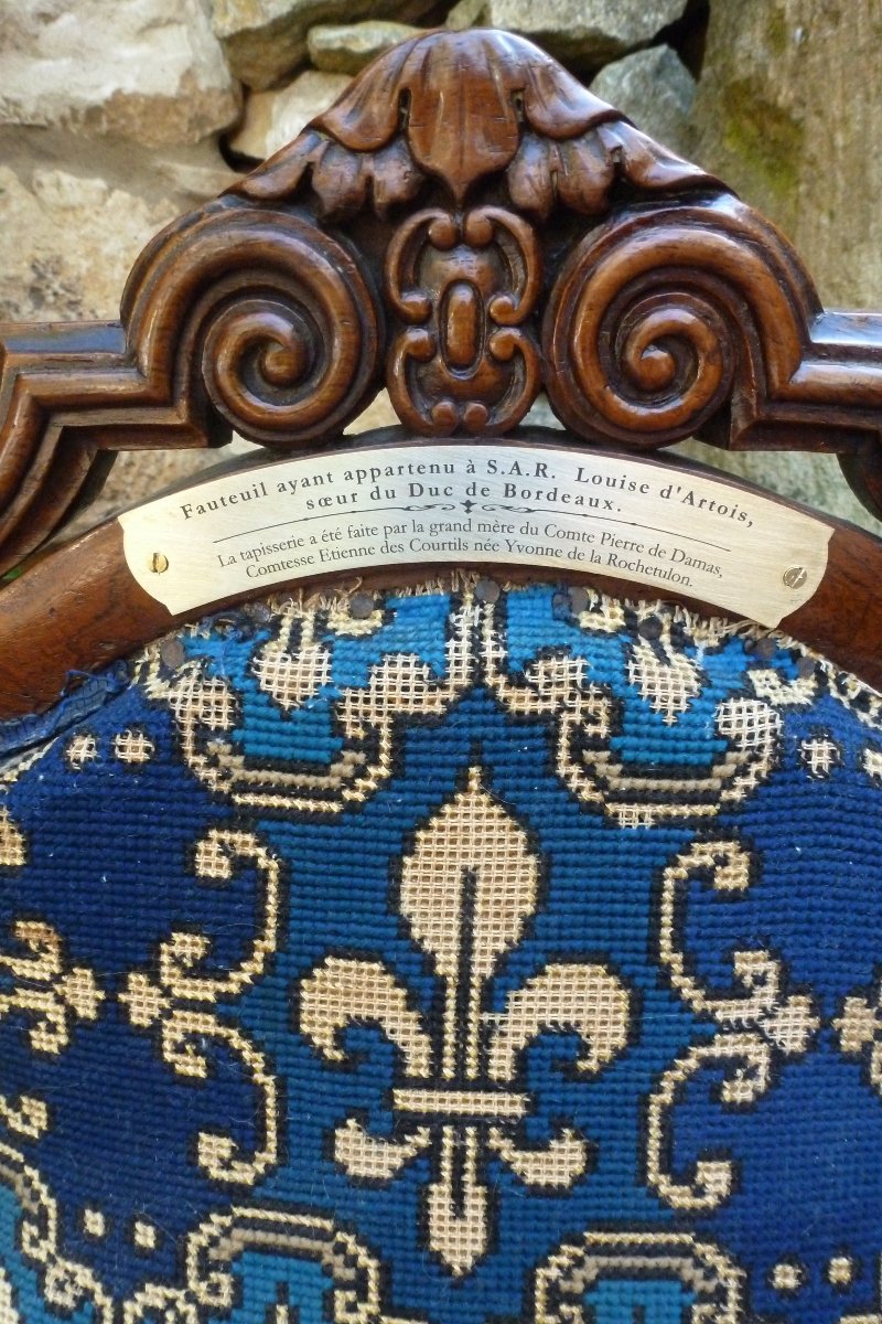 Musée : Petit fauteuil  ayant appartenu  à  S.A.R  Louise D artois soeur  du Duc de Bordeaux .-photo-3