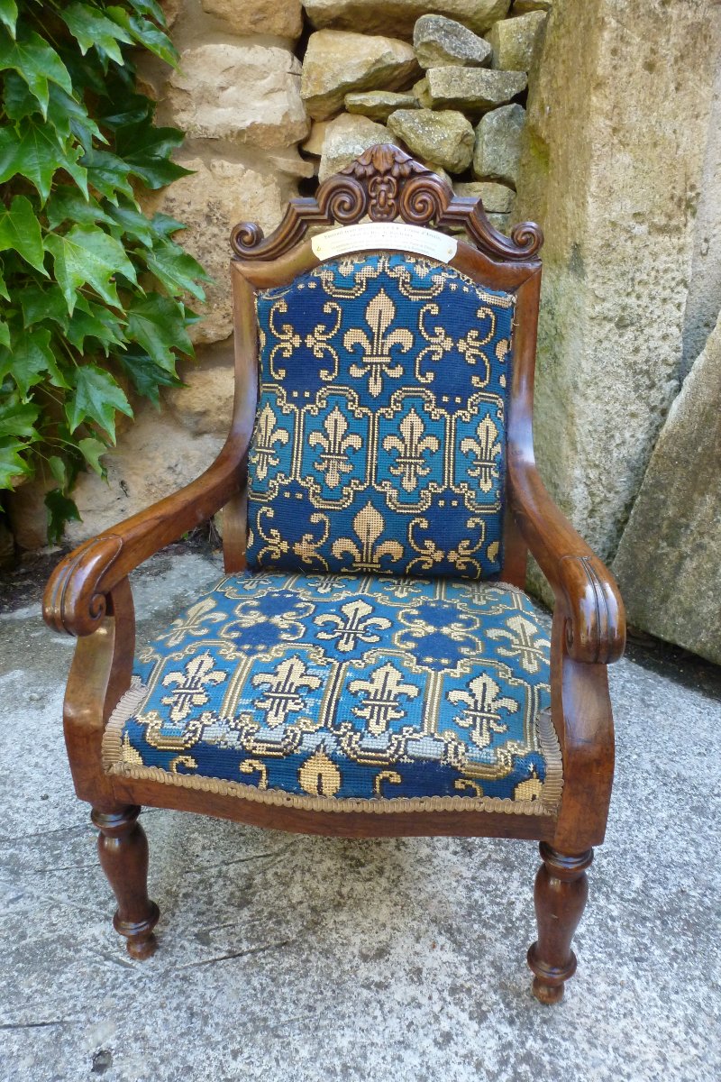 Musée : Petit fauteuil  ayant appartenu  à  S.A.R  Louise D artois soeur  du Duc de Bordeaux .-photo-4