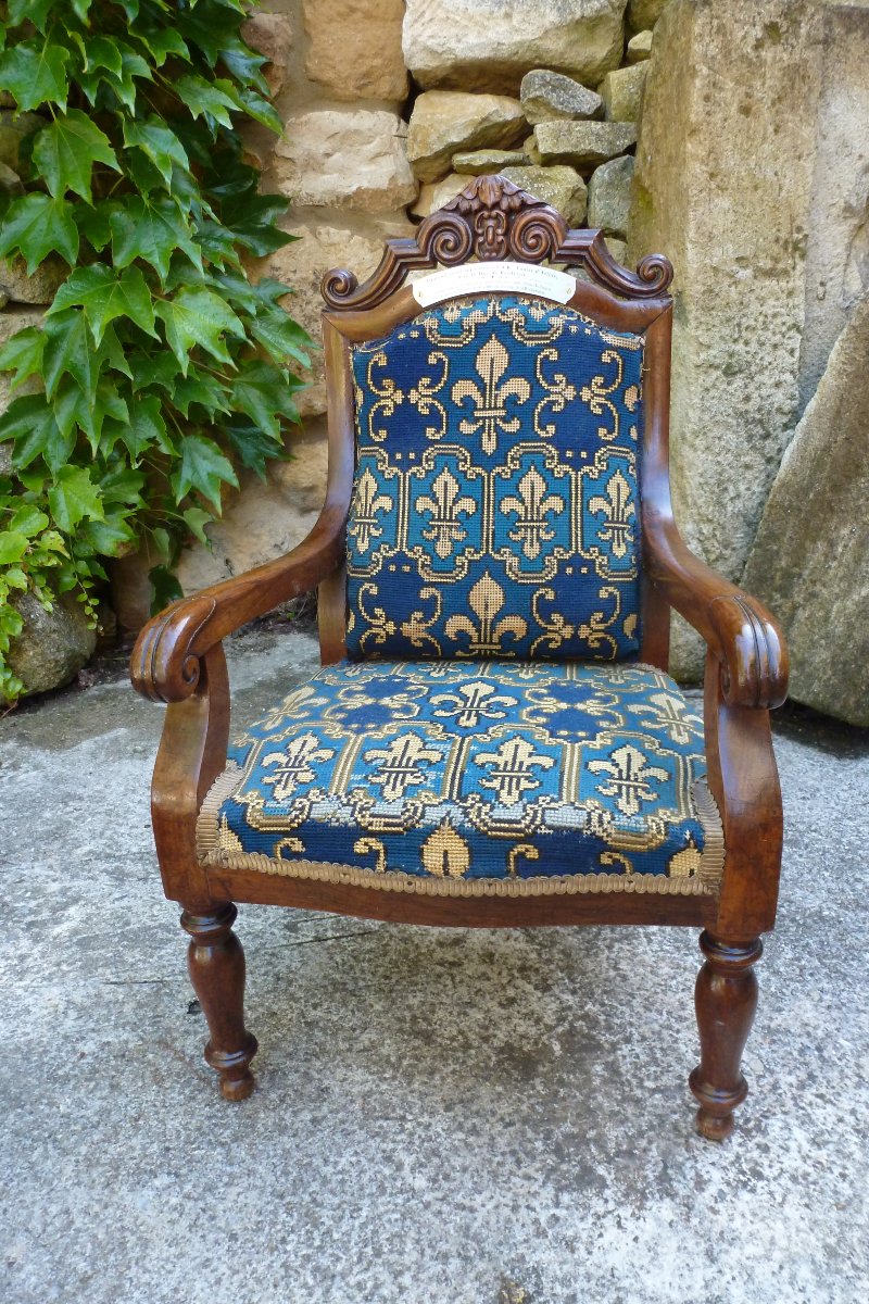 Musée : Petit fauteuil  ayant appartenu  à  S.A.R  Louise D artois soeur  du Duc de Bordeaux .