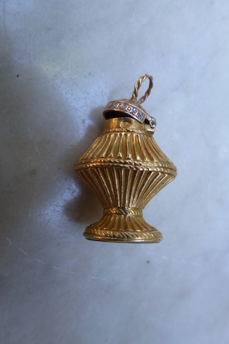 Pendentif flacon en or debut XIX e siecle
