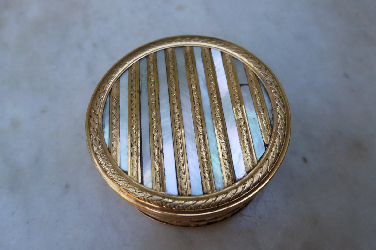 Mother-of-pearl And Gold Box, 18th Century 