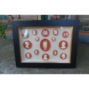 Suite de camées de cire dans un encadrement.