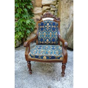 Musée : Petit fauteuil  ayant appartenu  à  S.A.R  Louise D artois soeur  du Duc de Bordeaux .