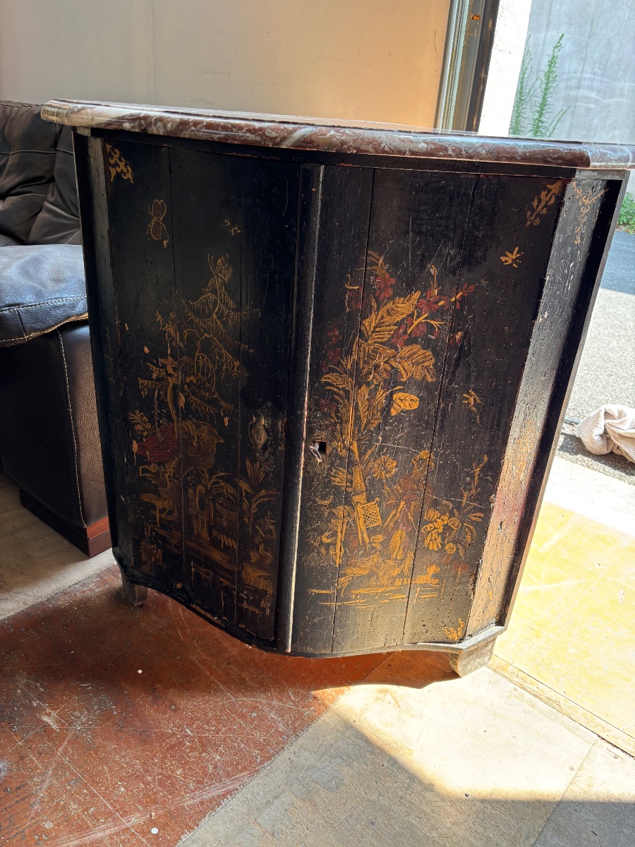 Small Lacquered Corner Cabinet From The Early 19th Century, In Need Of Restoration 
