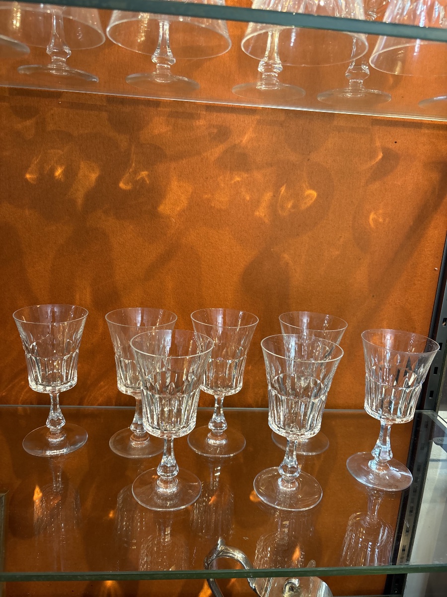 7 verres à vin + 2 ébréchés offerts 