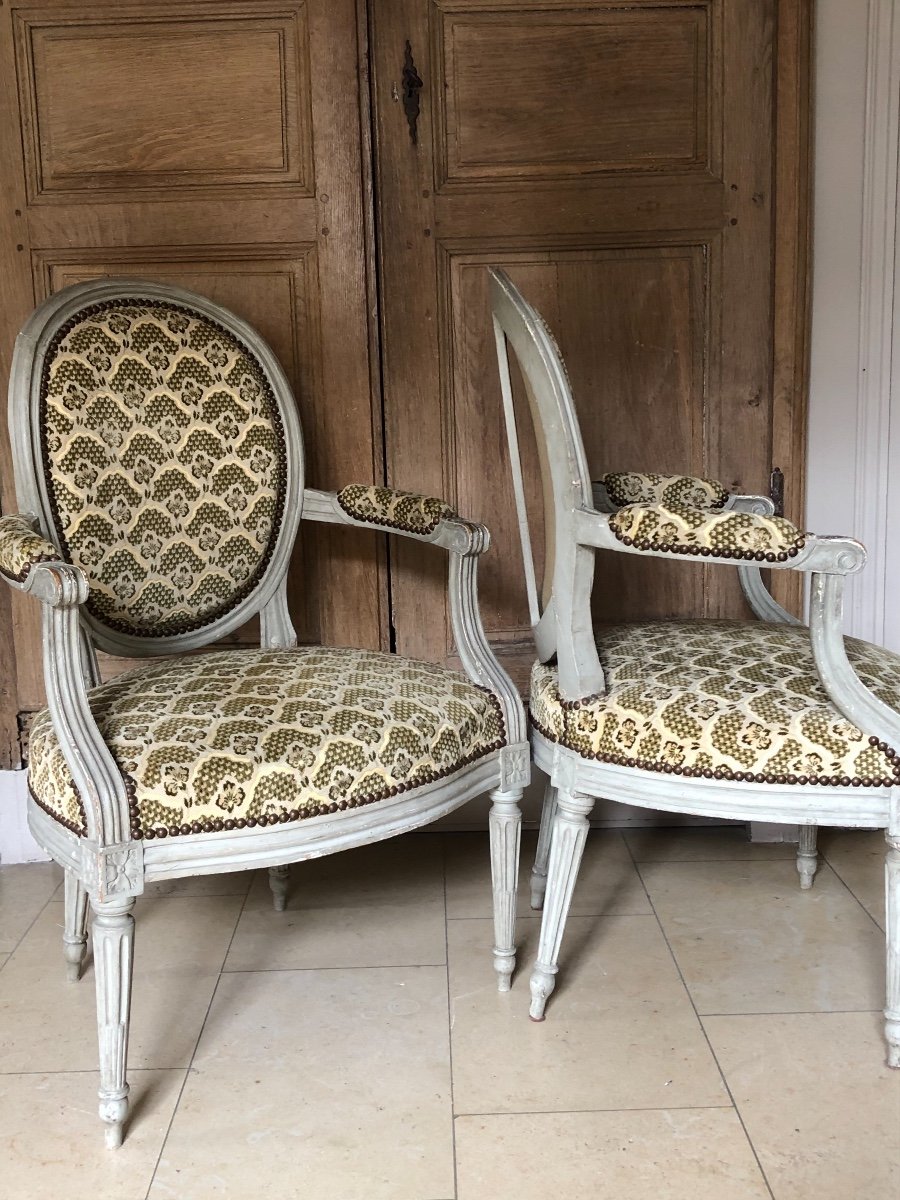 Paire De Fauteuils à Médaillon XVIII ème 