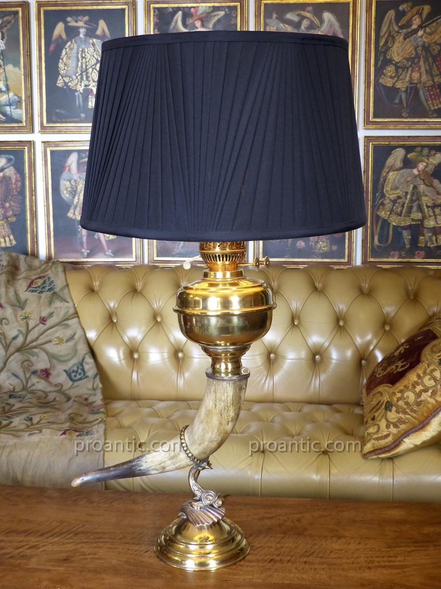 Ancienne Et Très Grande Lampe à Pétrole Avec Corne Et Dauphin, Angleterre, XIXe