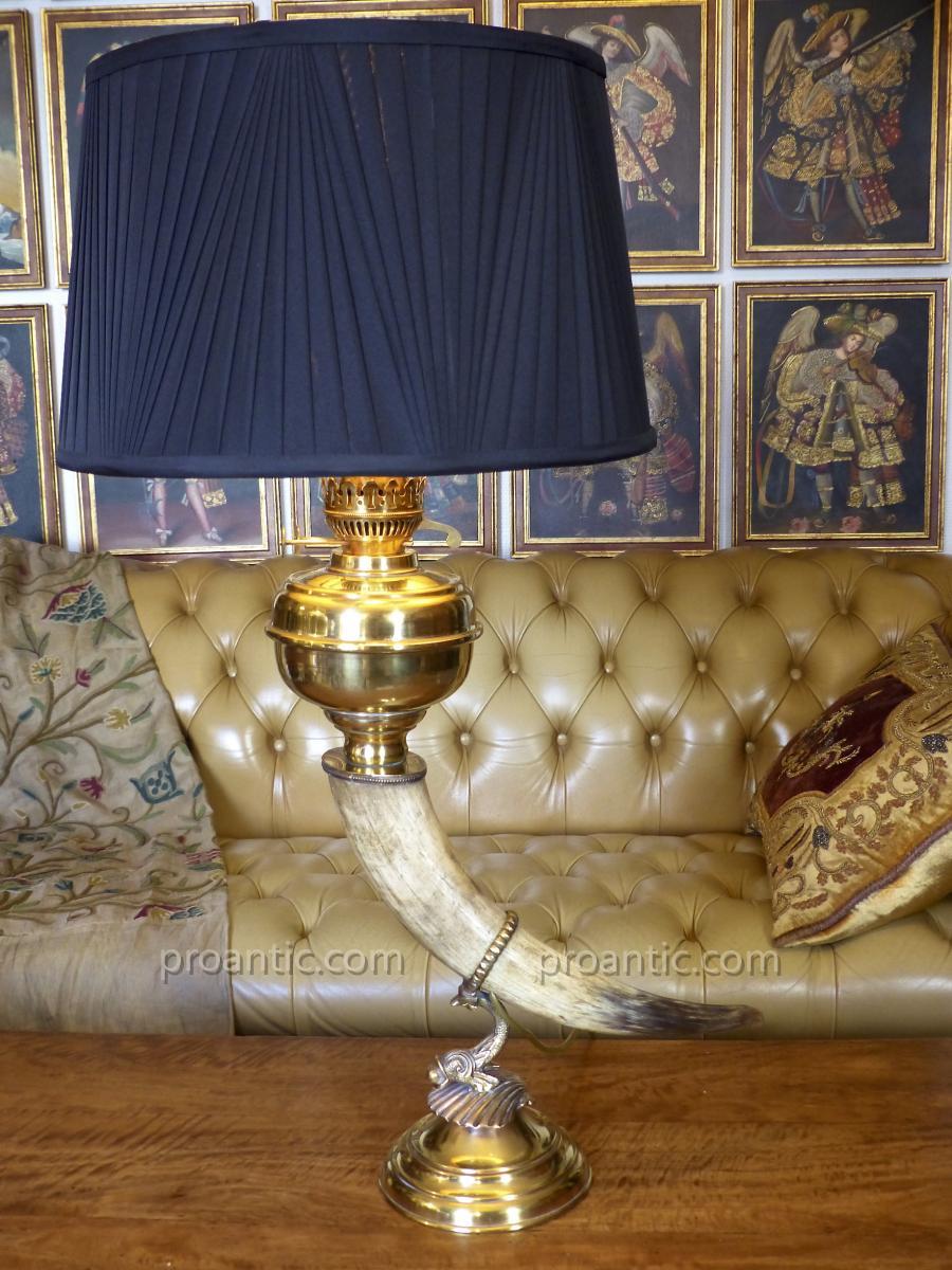 Ancienne Et Très Grande Lampe à Pétrole Avec Corne Et Dauphin, Angleterre, XIXe