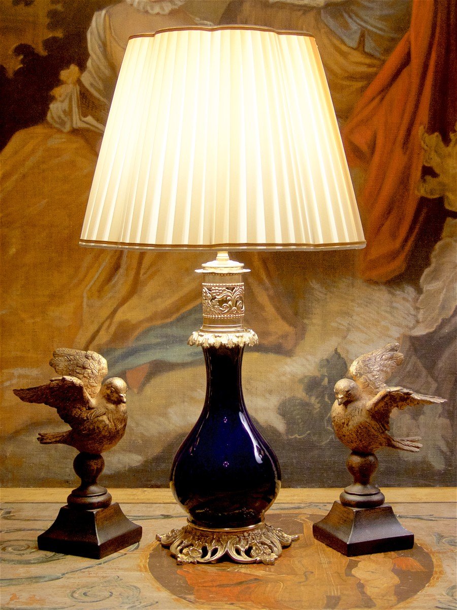 Ancienne Lampe à Huile En Porcelaine Bleu De Sèvres, époque XIXe